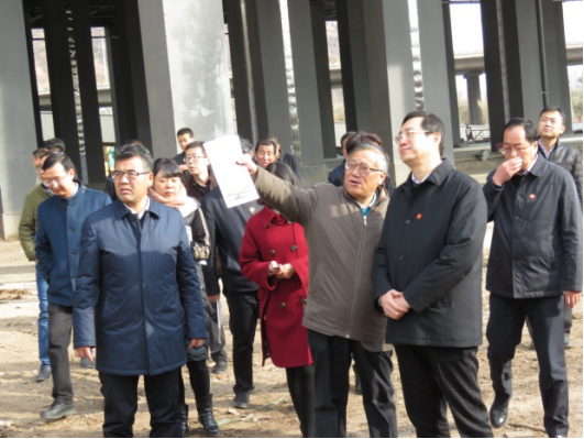 省委常委、西寧市委書記王曉在青海省物產(chǎn)集團(tuán)總公司黨委書記、總經(jīng)理王玉輝陪同下，深入青海物產(chǎn)朝陽(yáng)物流園區(qū)。