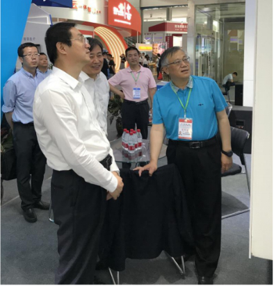 省委常委、西寧市委書記王曉蒞臨第十九屆青洽會(huì)青海物產(chǎn)展位參觀